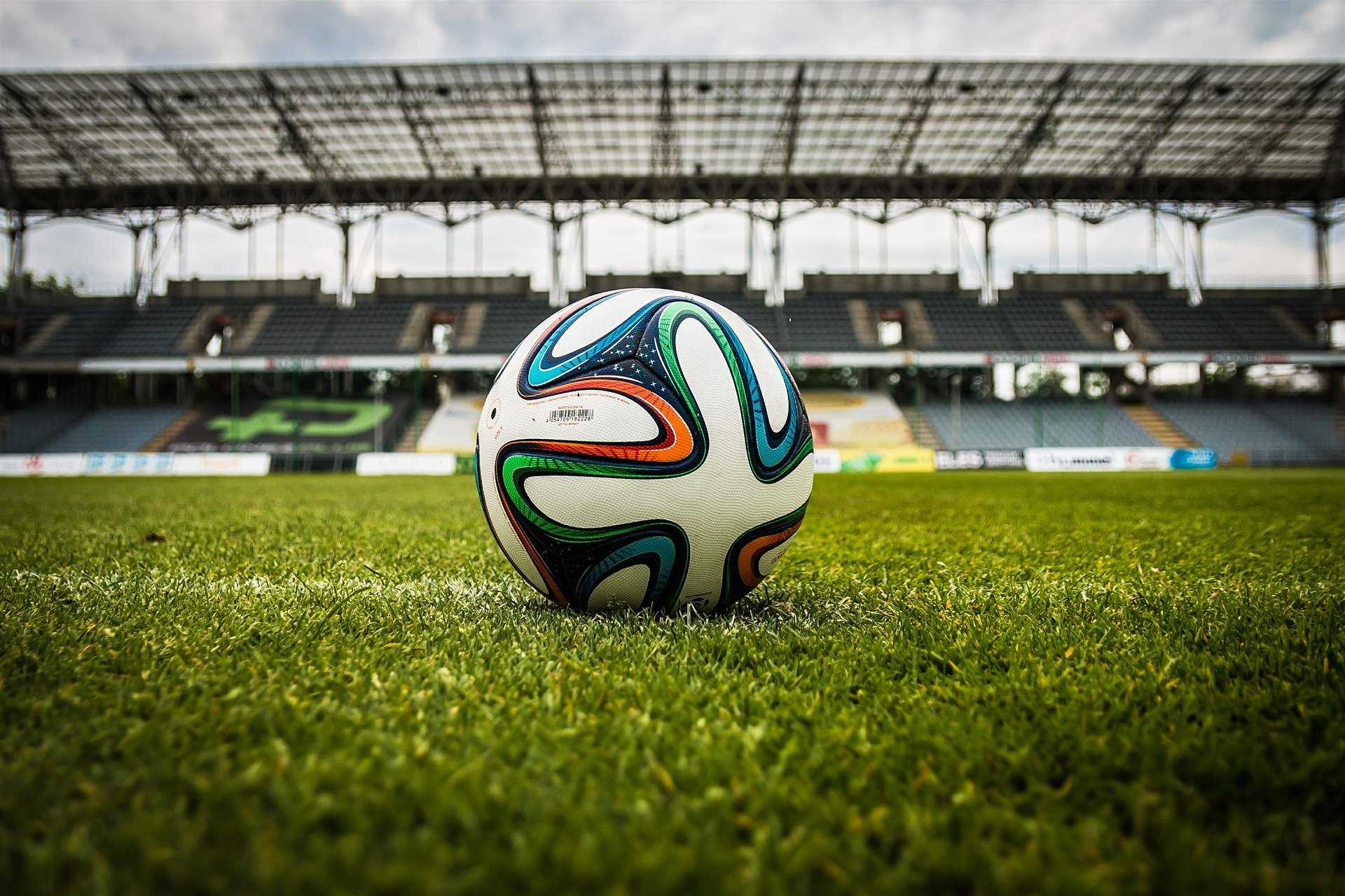 „Ich wurde geliebt als Fußballer und abgelehnt als Mensch.“ (Toruarigha) – Rassismus im Fußball